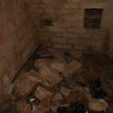 Gli scalini portano a una piccola cantina nella quale non filtra la luce del giorno per mancanza di finestre